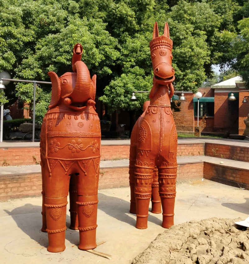 टेराकोटा से निर्मित हाथी, 2 से 10 फ़ीट तक उपलब्ध।