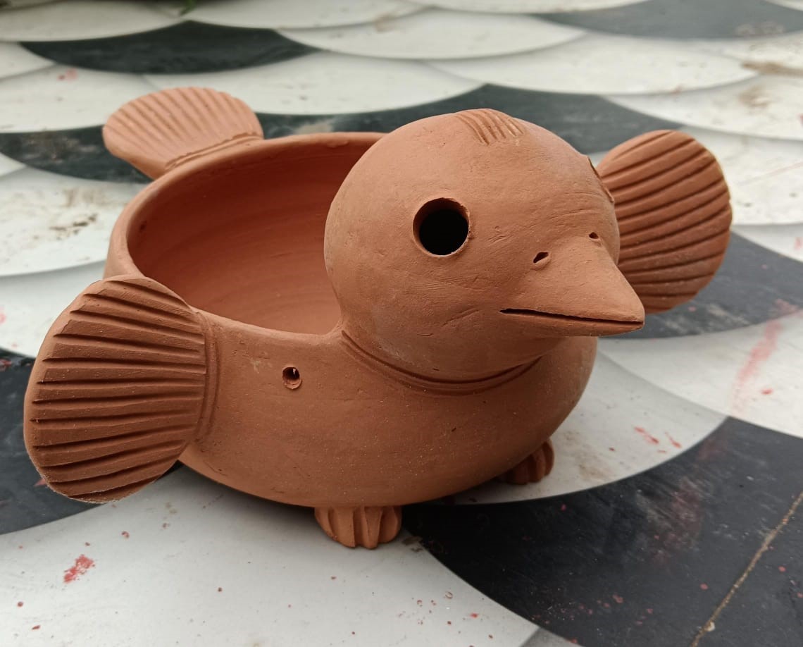 टेराकोटा मिट्टी से निर्मित सजावटी सामान।