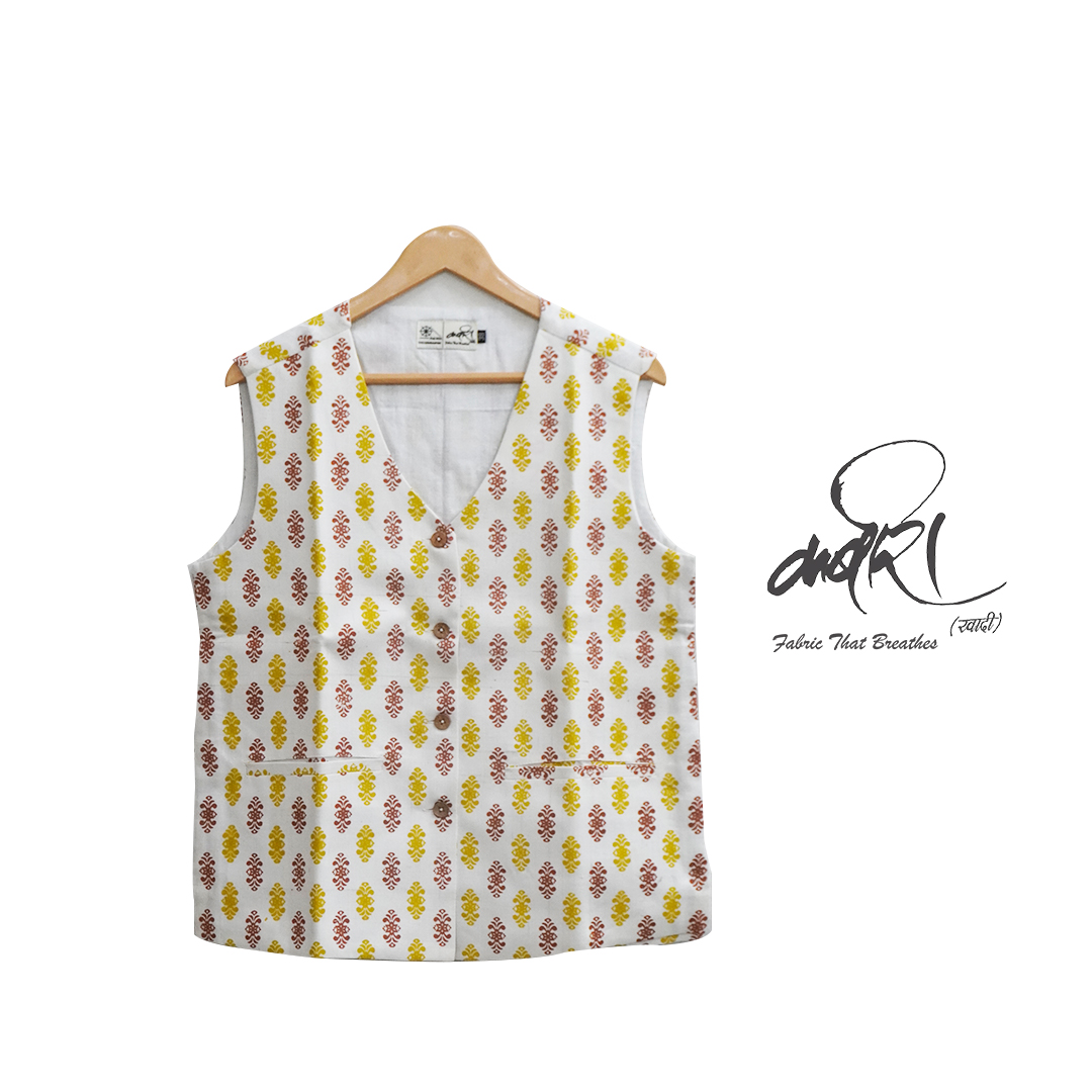 स्क्रीन प्रिंट वी-नेक लेडीज़ जैकेट – सरल डिज़ाइन में व्यावहारिक परिधान