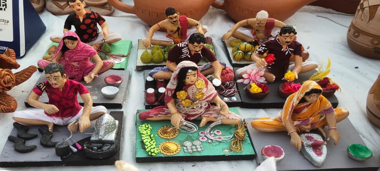 अर्थव्यवस्था को दर्शाती ग्रामीण हस्तनिर्मित आकृतियाँ